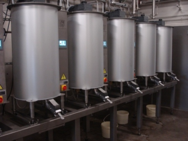 Batch tempering machine for chocolate and fillings