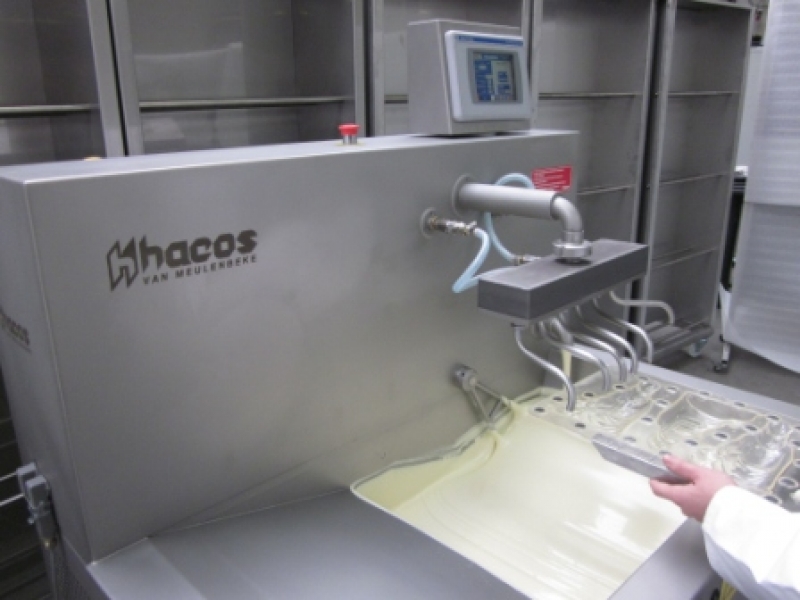 Automatic continuous tempering machine with pump