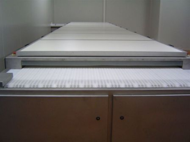 Horizontální chladicí tunely pro formy na čokoládu