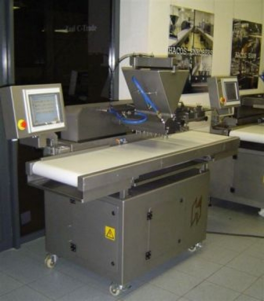 Napędzany serwomechanizmem podajnik czekolady