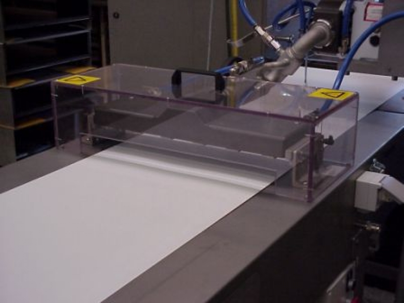 Čerpadlem poháněný zásobník na čokoládu pro kapky, lupínky a kousky.