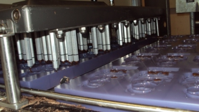 Szivattyúval hajtott csokoládé adagoló szerszámtöltéshez