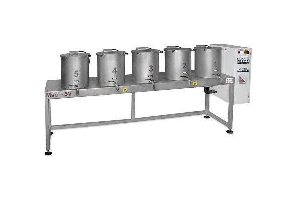 Mixing tanks for liquid cosmetic products